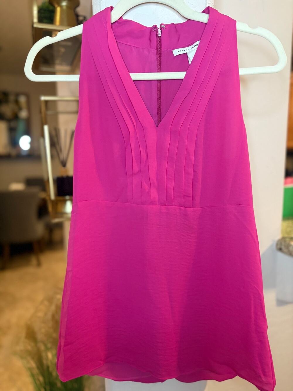 Banana Republic Vintage Hot Pink V-Neck Sleeveless Blouse Size 2 NEW